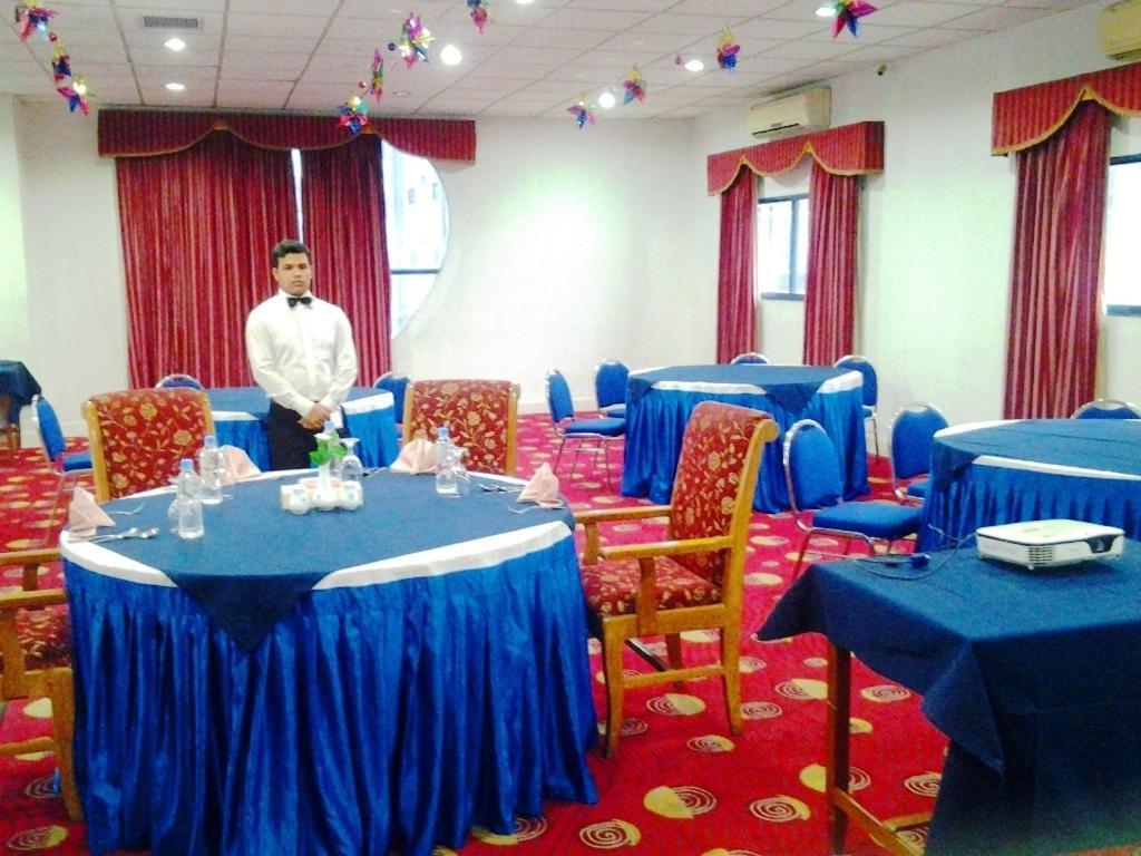 Hotel Washington Дака Екстериор снимка